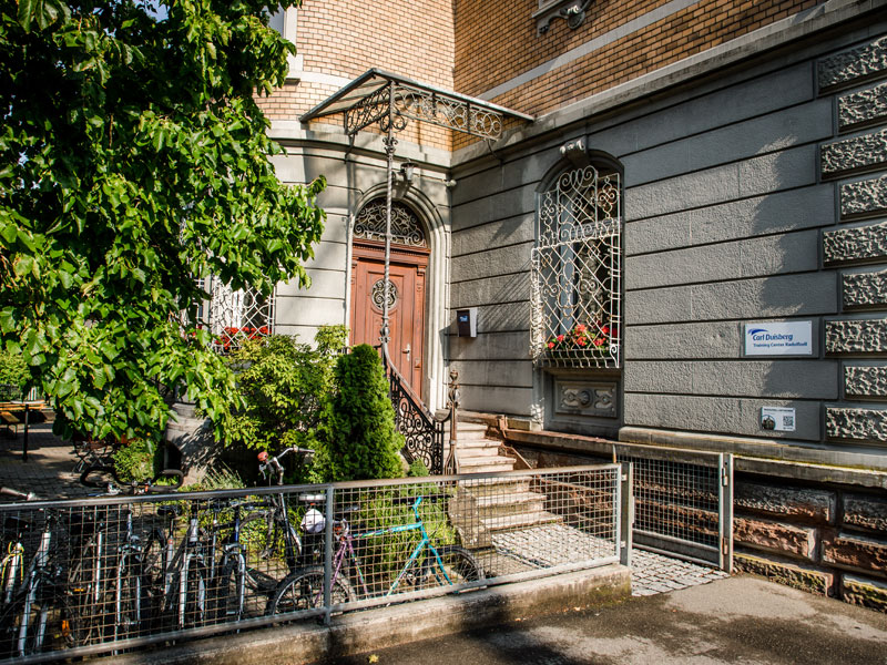 Eingangsbereich der Carl Duisberg Sprachschule Radolfzell mit Fahrradständern und bepflanztem Vorgarten