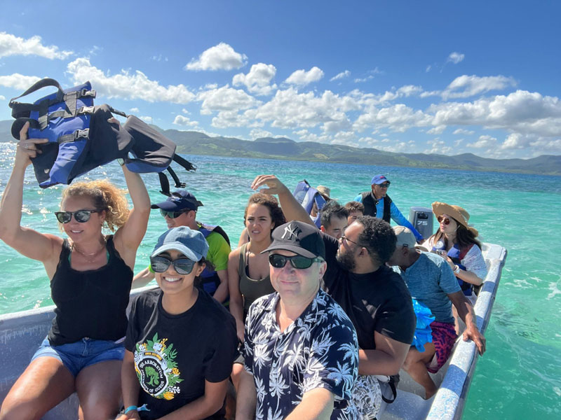 Excursion en bateau comme activité de loisirs pendant le séjour linguistique en République dominicaine