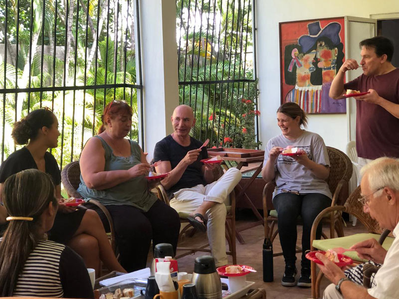 Repas partagé dans la cour intérieure dans le cadre du programme social du séjour linguistique