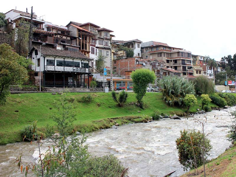 Blick auf die Flussufer mit den typischen Häusern der Stadt Cuenca