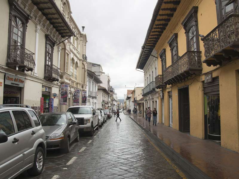 Historische Altstadtstraße von Cuenca mit Kolonialarchitektur