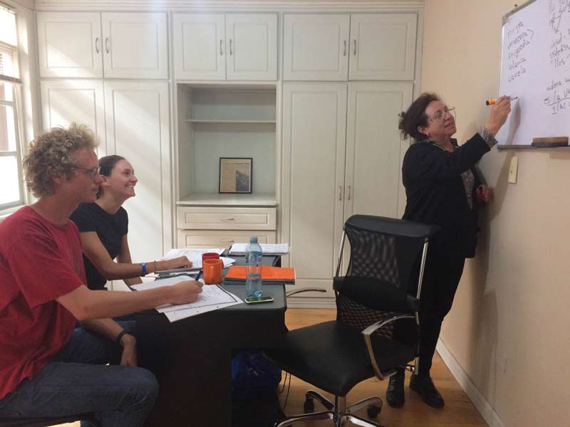 Spanischunterricht in kleiner Gruppe mit erfahrener Lehrkraft in Cuenca