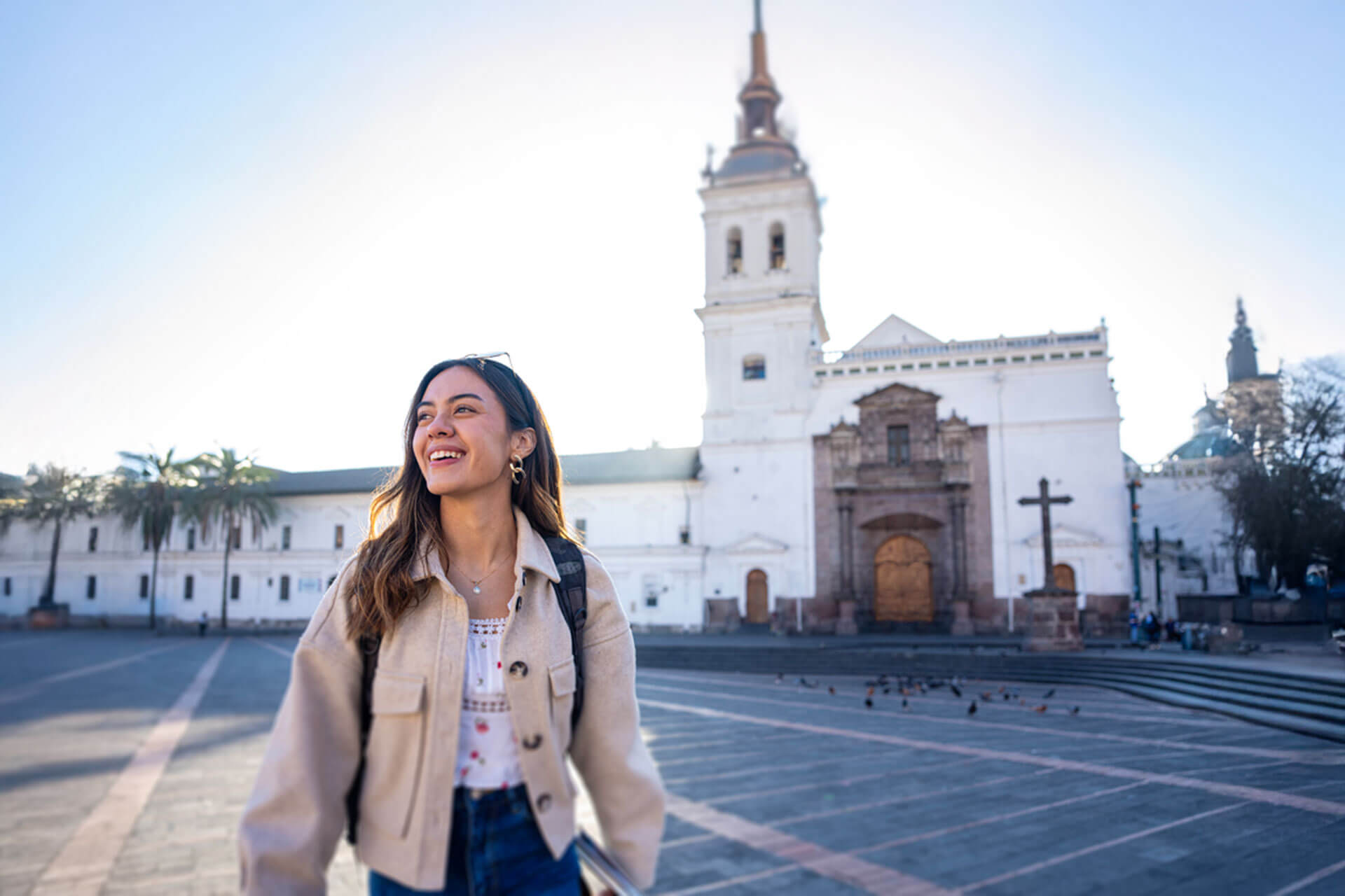 Teilnehmende einer Sprachreise erkundet die Altstadt von Cuenca in Ecuador