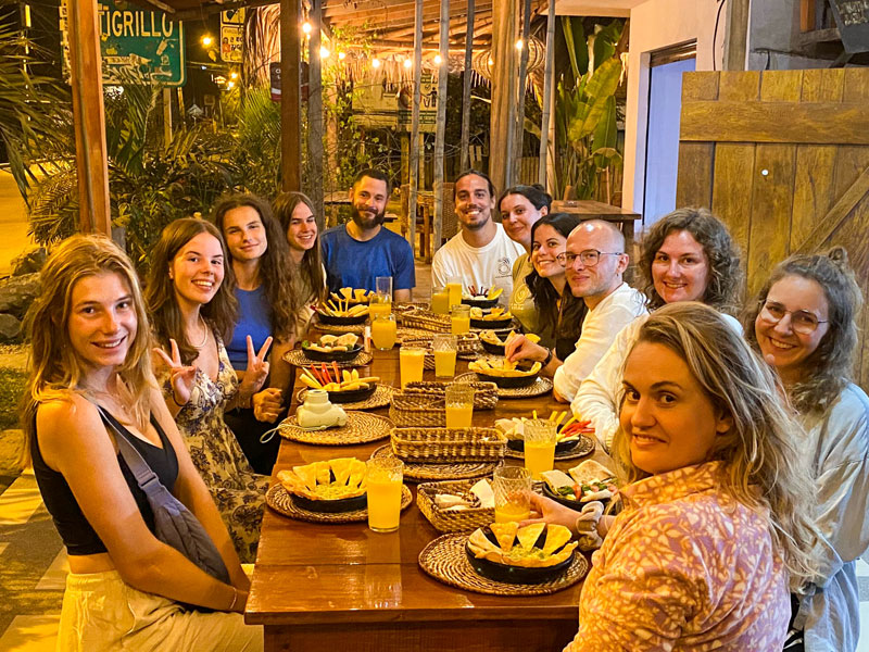 Abendessen mit internationalen Teilnehmenden im Restaurant von Montañita