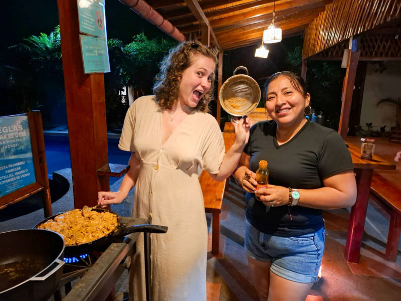 Teilnehmende beim gemeinsamen Kochen eines traditionellen Gerichts in Montañita
