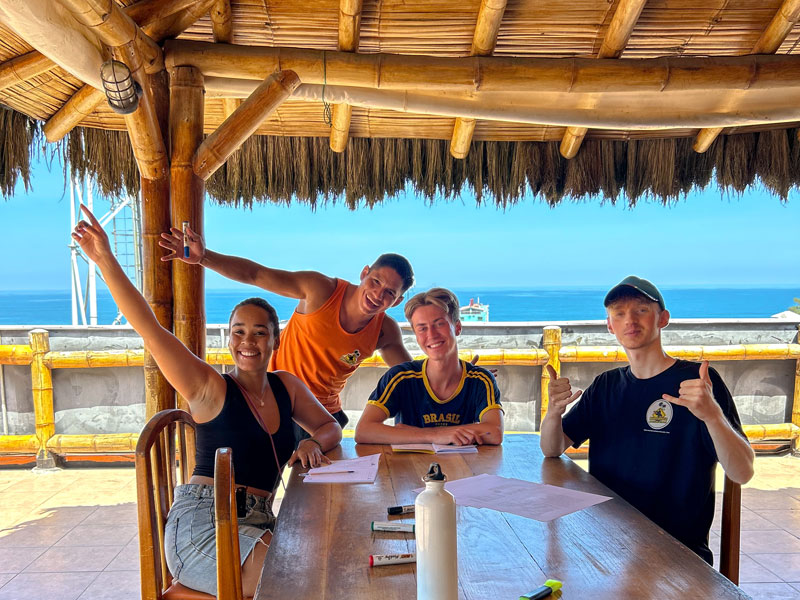Spanischkurs auf einer überdachten Terrasse mit Meerblick