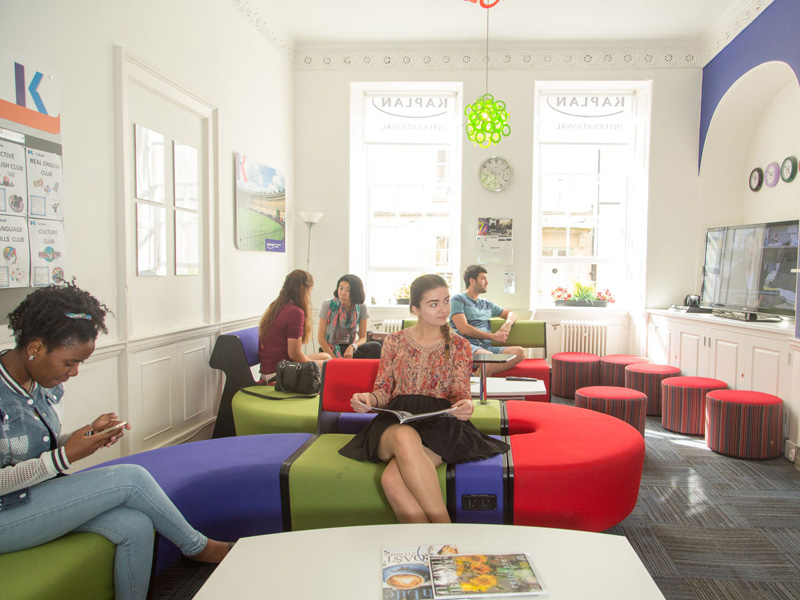 Aufenthaltsraum mit Lernenden, Wortschatz und Leseverständnis vor dem Englischunterricht üben