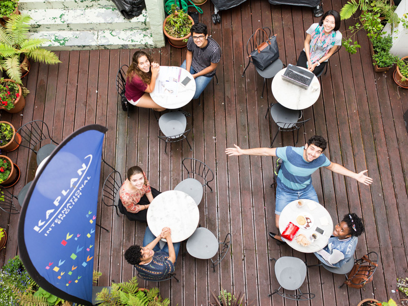 Pausenhof der Sprachschule, internationale Gruppe tauscht sich während der Sprachreise aus