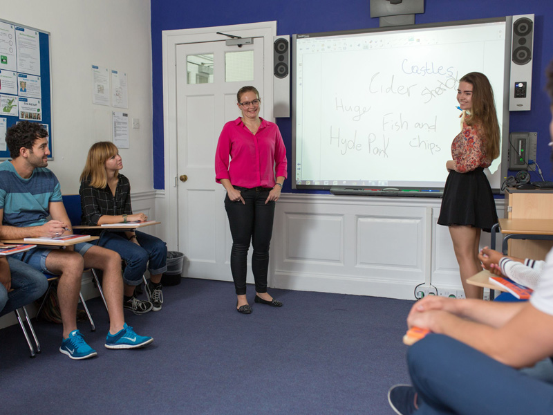 Englischunterricht an interaktiver Tafel, Hörverstehen und Redemittel trainieren