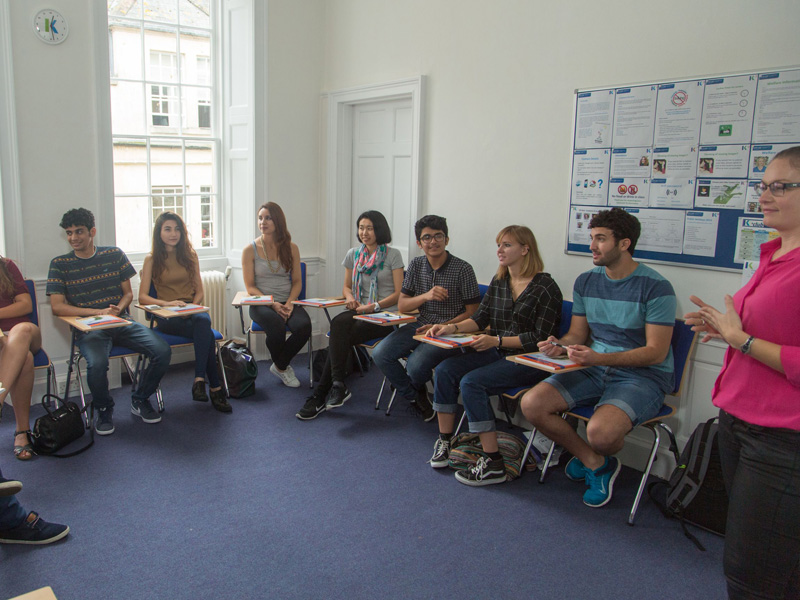 Kleingruppe im Englischkurs, kommunikatives Lernen in der Kaplan Sprachschule in Bath