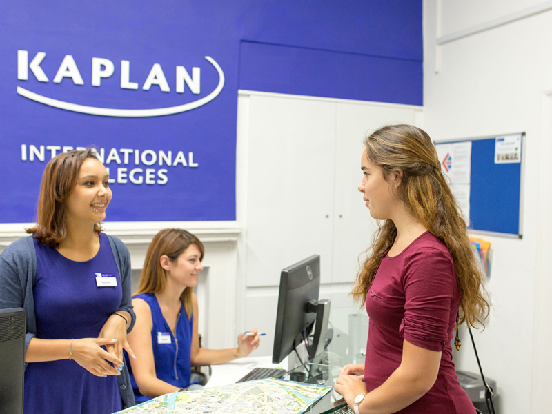 Empfang der Kaplan Sprachschule, Beratung zu Kursen und Organisation der Sprachreise