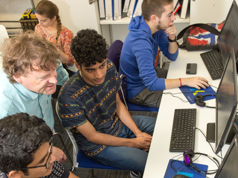 Lernende im Computerraum, Schreibtraining und Grammatikübungen am PC vertiefen