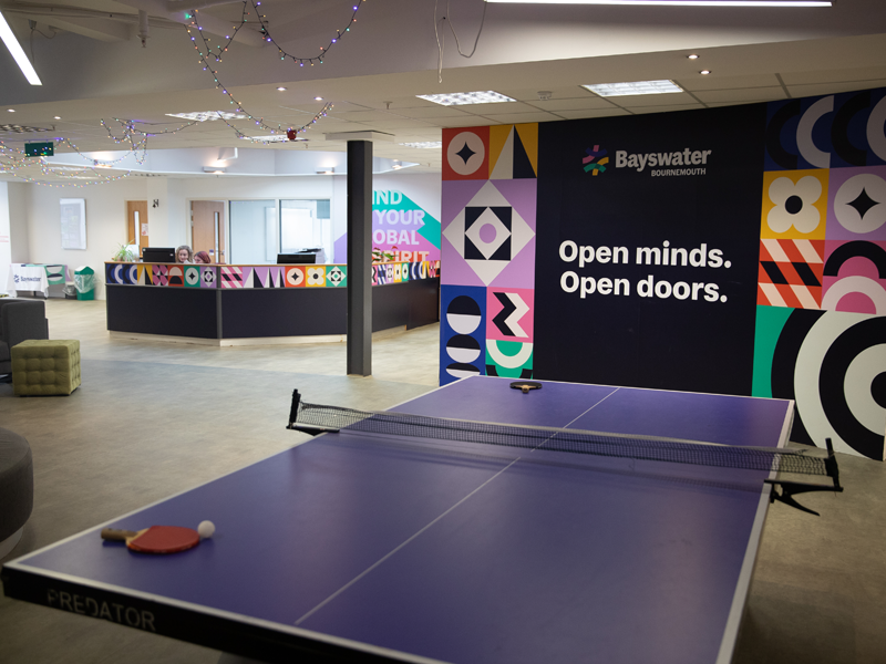 Moderna zona de descanso de la escuela de idiomas Bayswater Bournemouth, con mesa de ping-pong y recepción