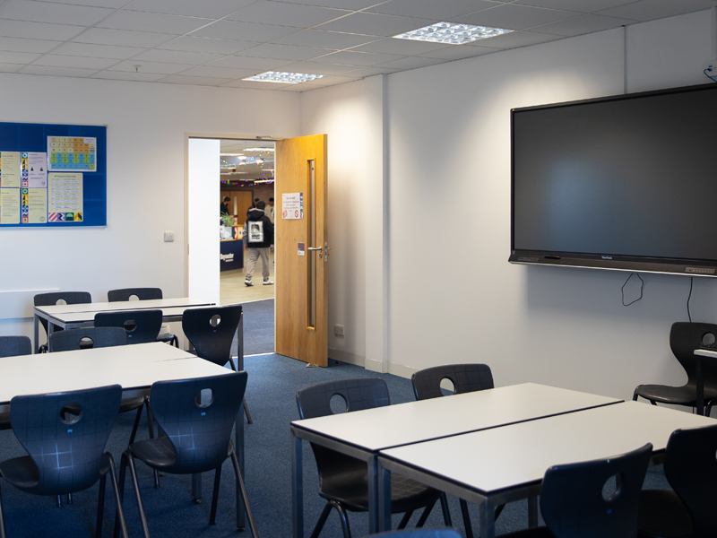 Aula luminosa de la escuela de idiomas Bayswater Bournemouth, equipada con material moderno para la enseñanza del inglés