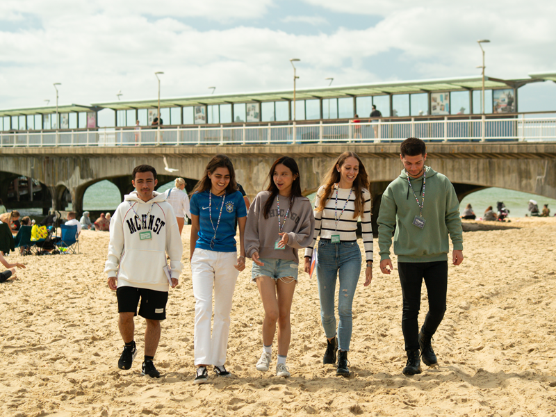 Alumnos internacionales de la escuela de idiomas Bayswater Bournemouth durante una excursión a la playa