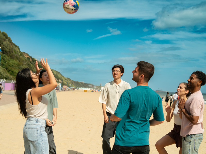Los alumnos de la escuela de idiomas Bayswater Bournemouth juegan juntos al voleibol en la playa