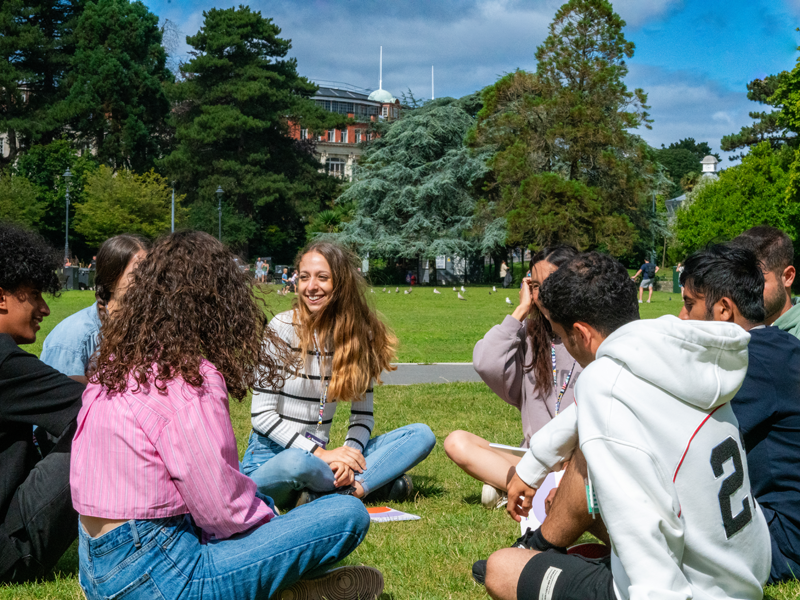 Los alumnos de la escuela de idiomas Bayswater Bournemouth se relajan y aprenden juntos en el parque