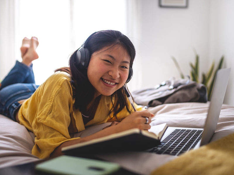 Una estudiante de idiomas estudiando en la habitación de su familia de acogida en Bournemouth