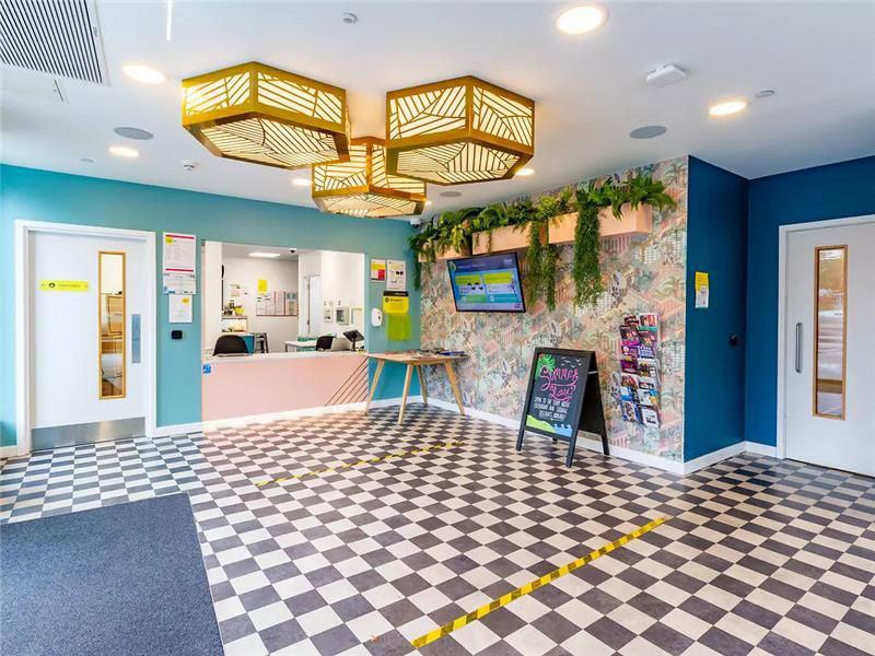 Moderna zona de recepción de la residencia de verano en Bournemouth para estudiantes de idiomas