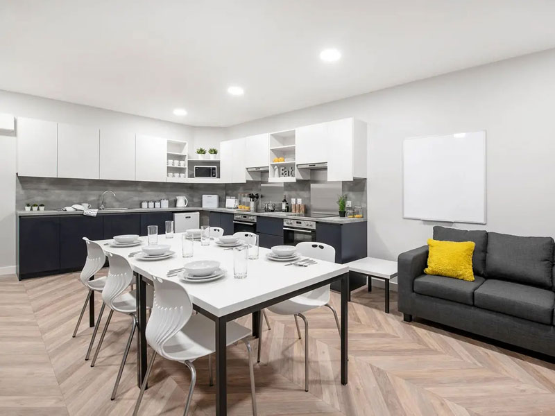 Cocina común de la residencia de verano en Bournemouth con zona de comedor para los alumnos