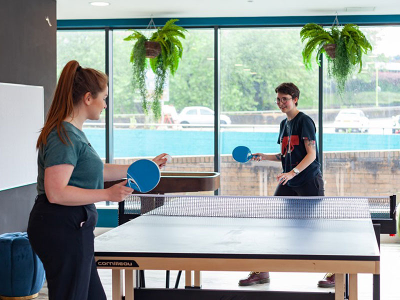 Los alumnos juegan al tenis de mesa en la zona de ocio de la residencia de verano de Bournemouth