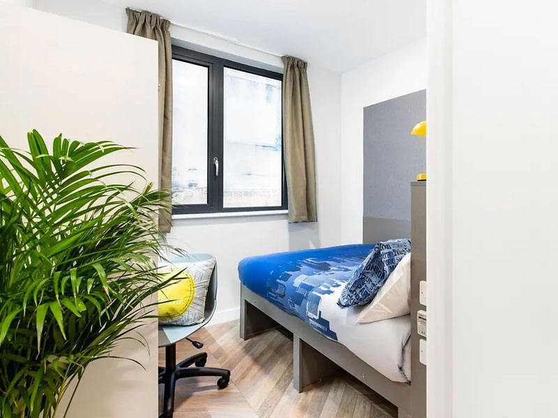Habitación individual moderna en la residencia de verano de Bournemouth, equipada con cama y escritorio