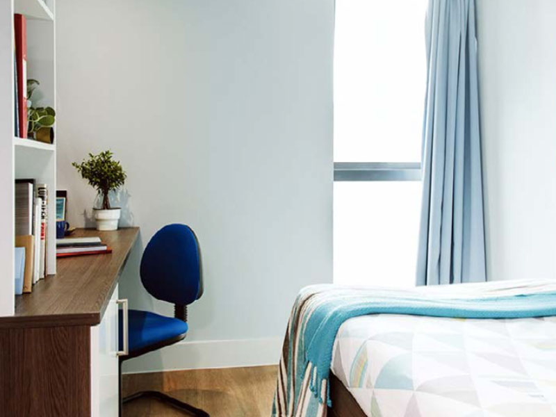 Habitación de estudiante en la residencia de Bournemouth con cama y zona de estudio