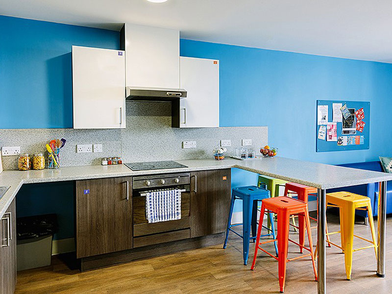 Cocina común de la residencia de Bournemouth con zona de descanso para los alumnos