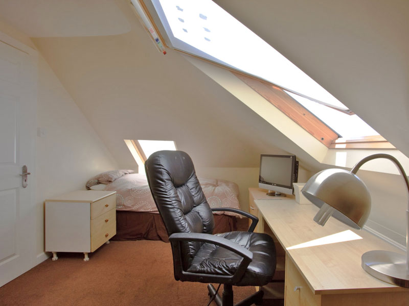 Einzelzimmer bei einer Gastfamilie in Bournemouth mit Schreibtisch für deine Sprachreise in England