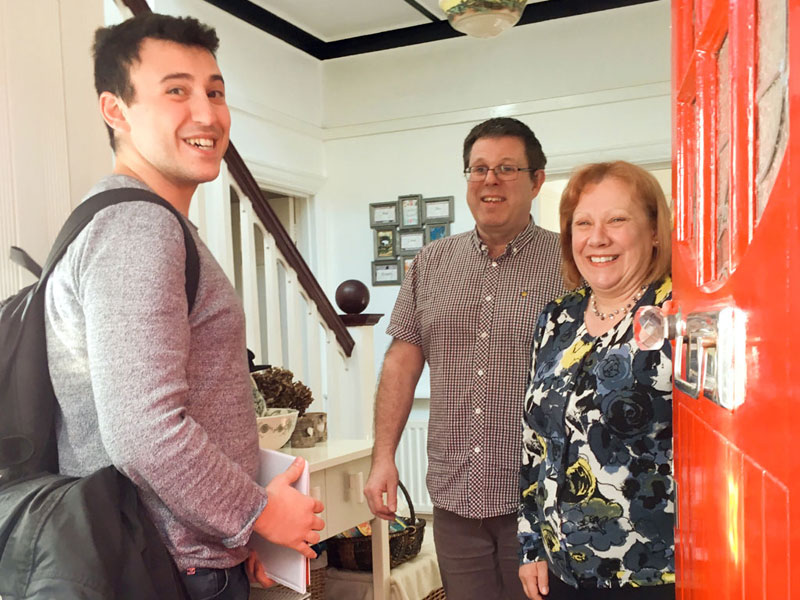 Ankunft bei der Gastfamilie in Bournemouth herzliche Begrüßung während einer Sprachreise in England