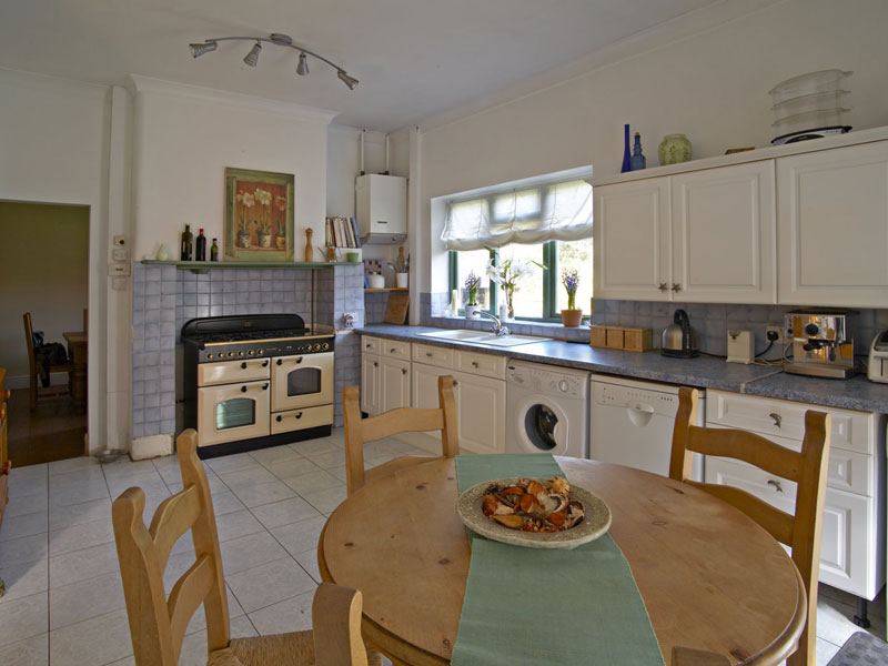 Küche der Gastfamilie in Bournemouth mit Essbereich für deine Sprachreise und Englisch lernen im Alltag