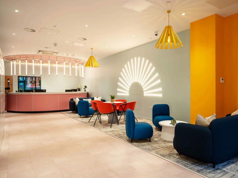 Einladender Empfangsbereich im Studentenwohnheim Oxford Point in Bournemouth, perfekt für deine Sprachreise und erste Kontakte vor Ort