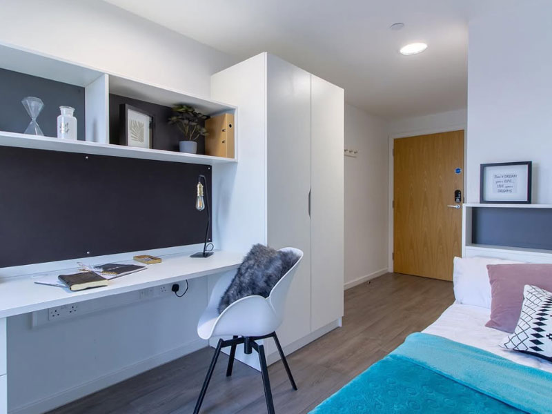 Modernes Zimmer mit Schreibtisch im Studentenwohnheim Oxford Point in Bournemouth, perfekt für deine Sprachreise und konzentriertes Lernen
