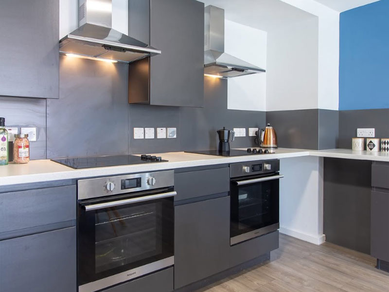 Moderne Küche im Studentenwohnheim Oxford Point in Bournemouth, während deiner Sprachreise gemeinsam kochen und Englisch sprechen