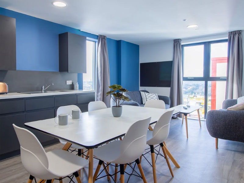 Helle Gemeinschaftsküche im Studentenwohnheim Oxford Point in Bournemouth, ideal für deine Sprachreise und das Leben mit internationalen Studierenden