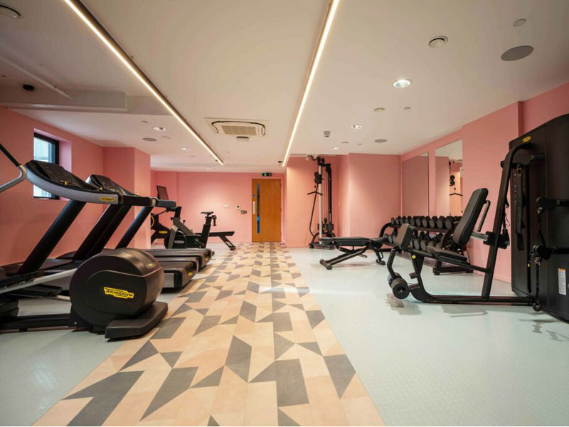 Fitnessraum im Studentenwohnheim Oxford Point in Bournemouth, perfekt, um deine Sprachreise mit Sport und Ausgleich zu verbinden