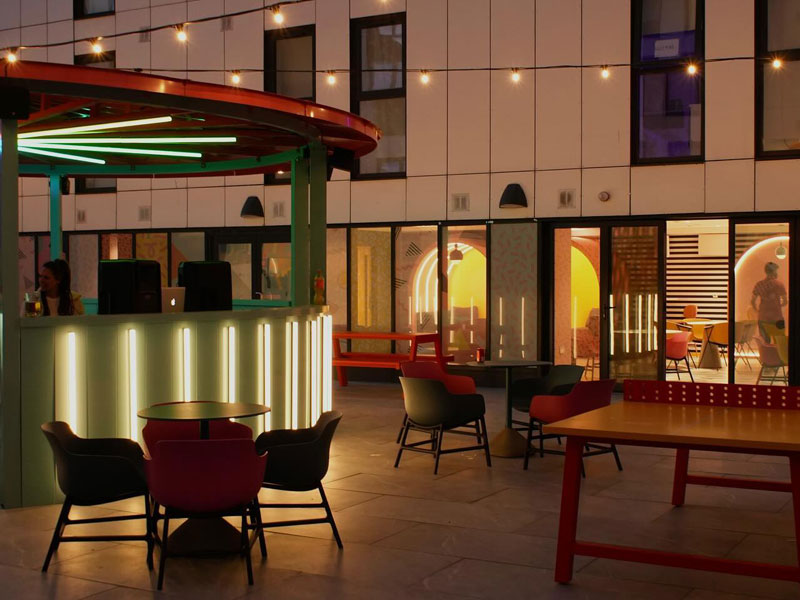 Außenbereich im Studentenwohnheim Oxford Point in Bournemouth, ideal für deine Sprachreise und entspannte Abende mit anderen Teilnehmenden