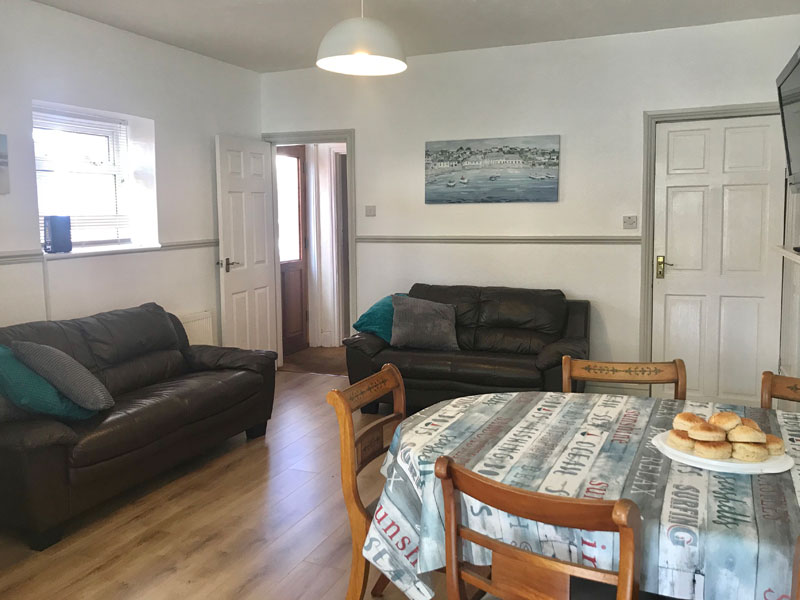 Gemütlicher Wohnbereich im Studentenhaus in England, ideal für deine Sprachreise und entspannte Freizeit mit anderen Teilnehmenden