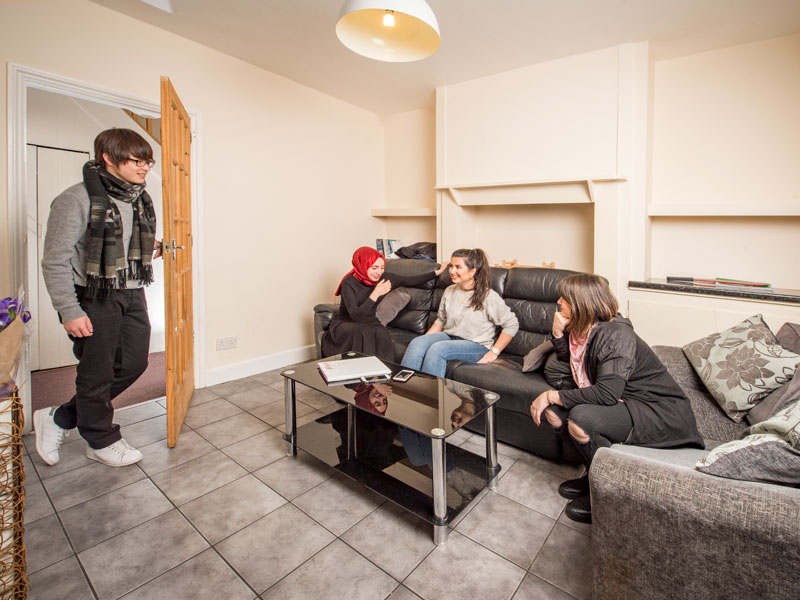 Gemeinsame Zeit im Wohnzimmer fördert deine Sprachreise und ermöglicht es dir, Englisch im Alltag anzuwenden