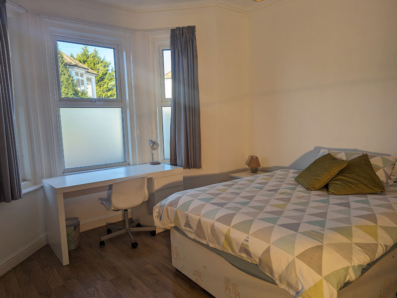 Einzelzimmer im Studentenhaus in England mit Schreibtisch, ideal, um während deiner Sprachreise Englisch zu lernen