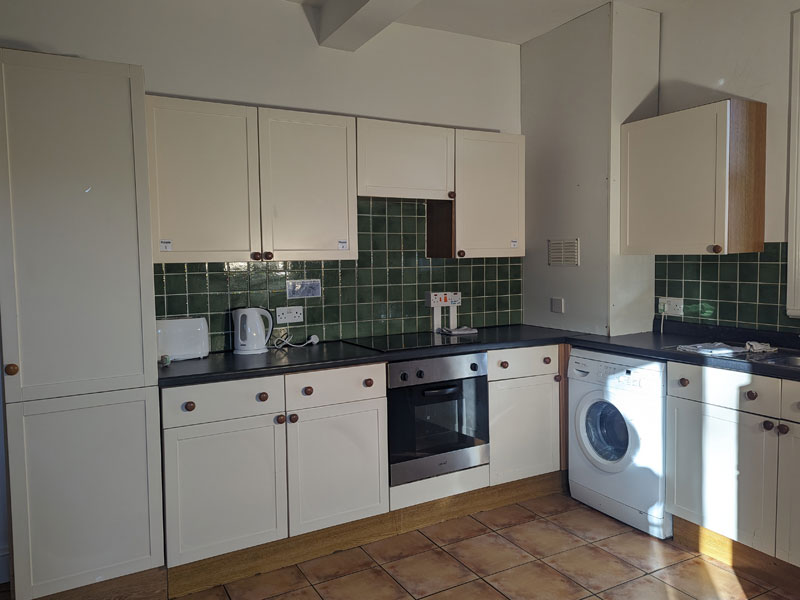 Gemeinschaftsküche im Studentenhaus in England ideal für deine Sprachreise und internationales Studentenleben