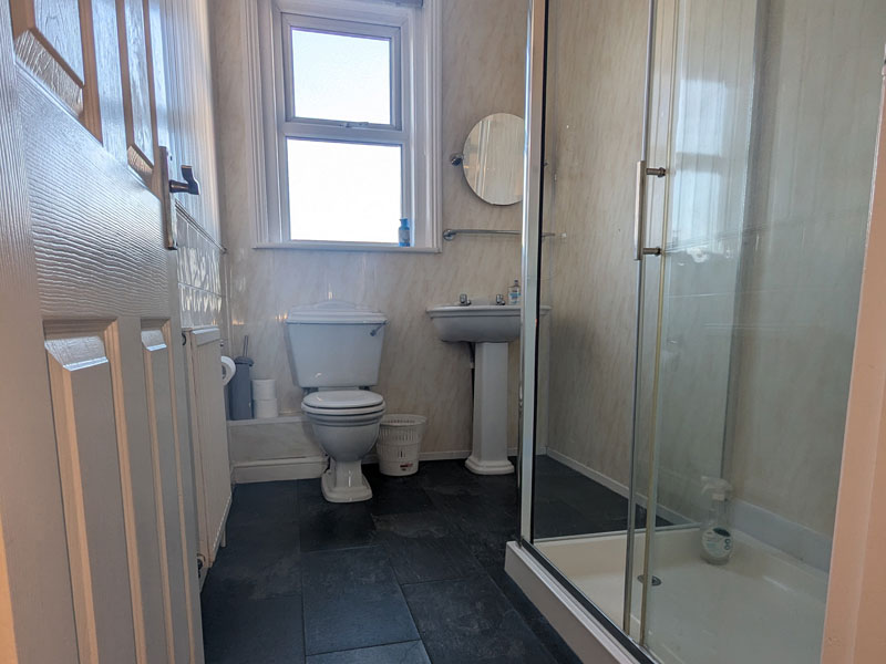 Modernes Badezimmer im Studentenhaus in England, während deiner Sprachreise komfortabel wohnen und Englisch lernen