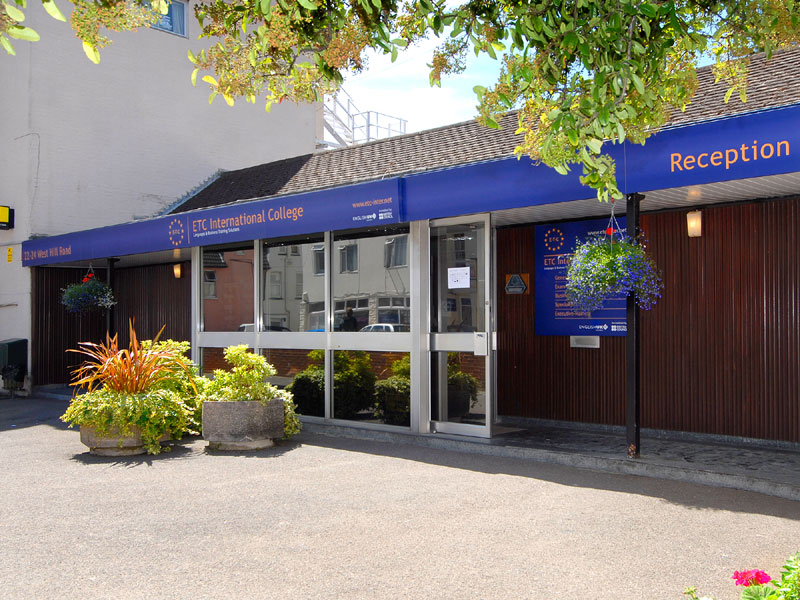 Eingang und Rezeption des ETC International College Bournemouth mit blauer Beschilderung.