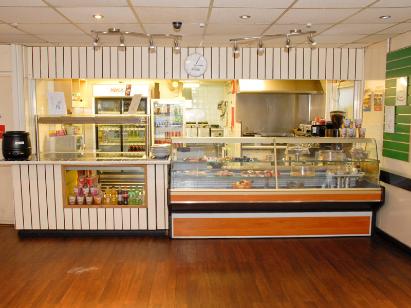 Cafeteria im ETC International College Bournemouth mit Snacks und Getränken für Schüler.