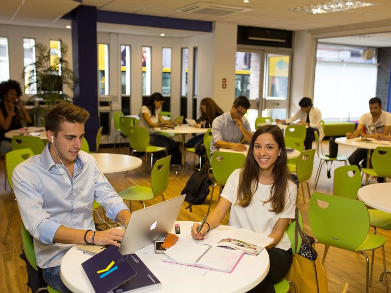 Sprachschüler lernen und entspannen im Gemeinschaftsraum der Kaplan Bournemouth.