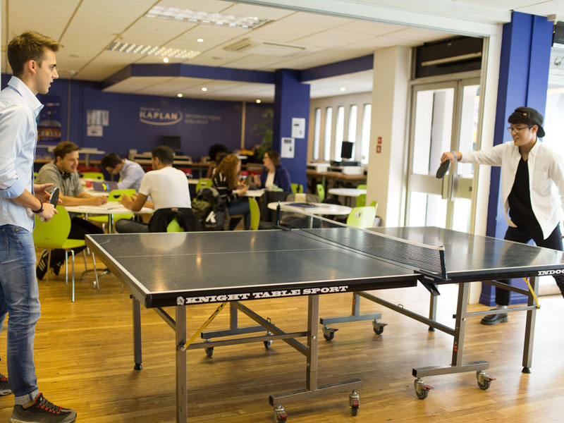 Studenten spielen Tischtennis in der Freizeit an der Kaplan Sprachschule Bournemouth.