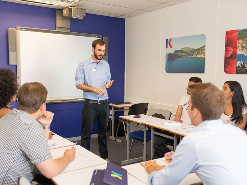 Englischlehrer erklärt Grammatik im Klassenzimmer der Kaplan Sprachschule Bournemouth