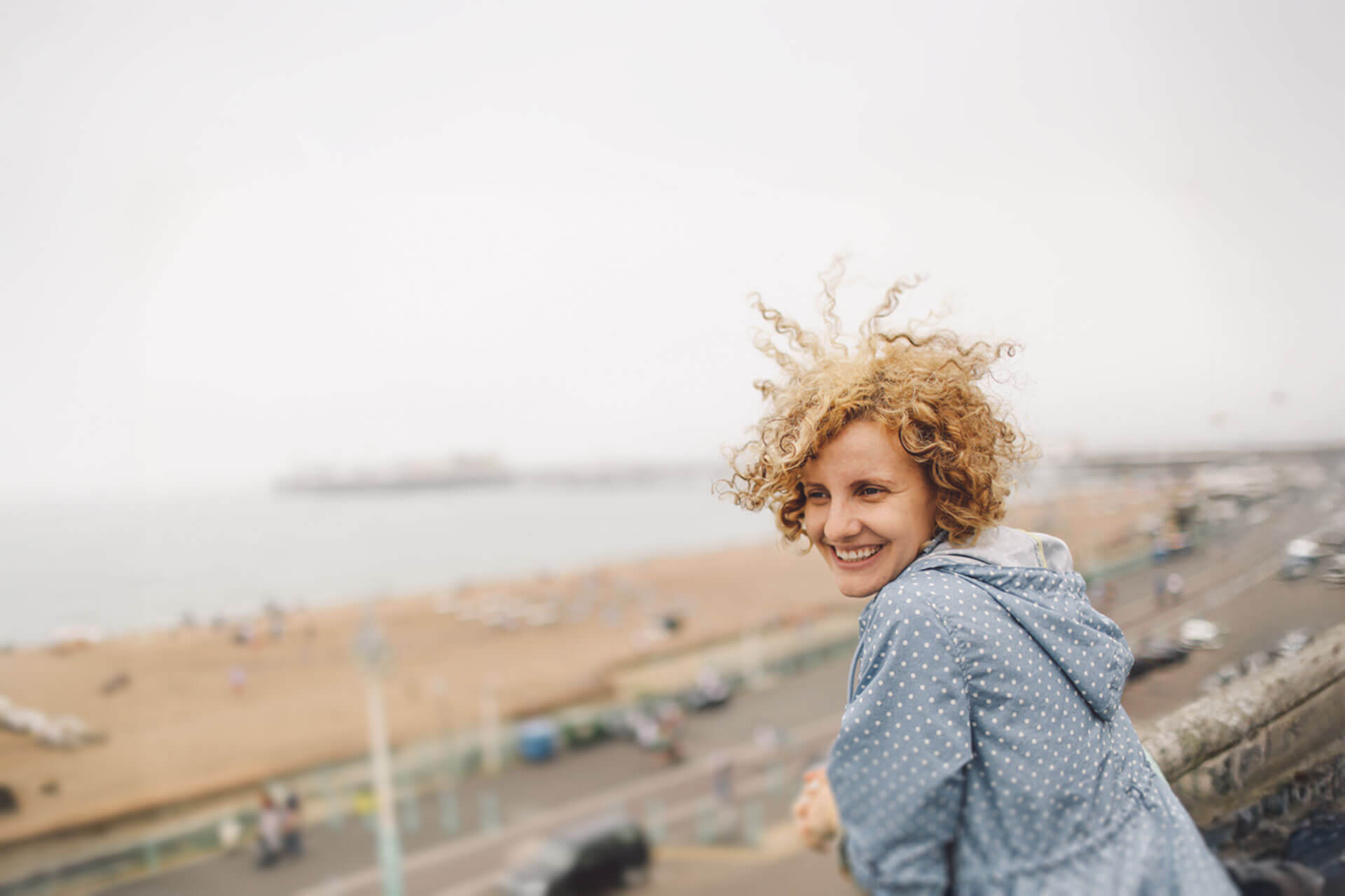 Frau genießt Aussicht auf Strand