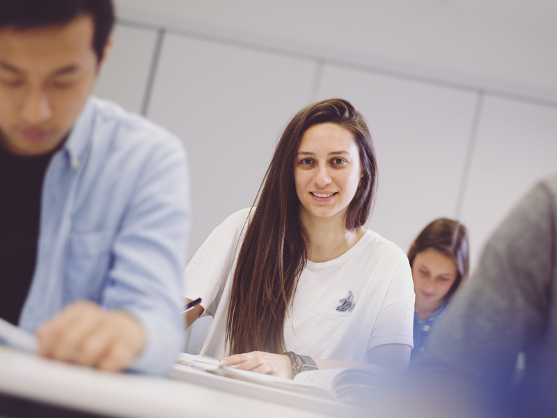 Schülerin konzentriert beim Englischlernen in der Kings Bournemouth Sprachschule.