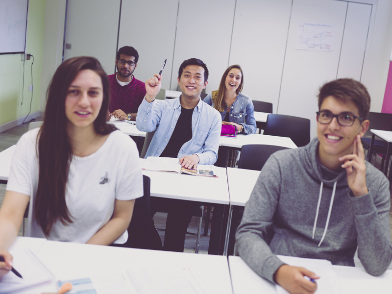 Englischschüler im Unterricht an der Kings Sprachschule Bournemouth mit internationaler Atmosphäre.